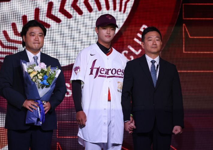 2026 KBO 신인 드래프트에서 박석민 전 두산 코치(오른쪽부터)와 전체 1순위 지명을 받은 박 코치의 아들 천안북일고 박준현. 연합뉴스