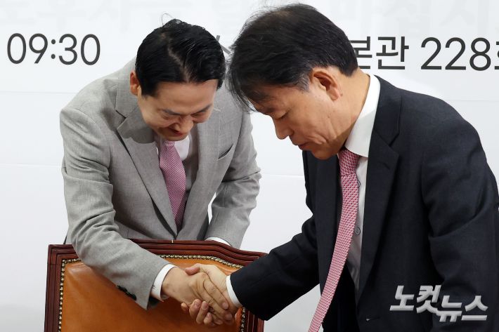 국민의힘 장동혁 대표가 5일 서울 여의도 국회에서 열린 이재명정권 6개월 국정평가 회의에 참석하며 윤한홍 의원과 인사를 하고 있다. 윤창원 기자