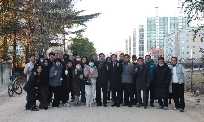 주낙영 시장과 시의원, 시민들이 경주시 동해남부선 폐선부지 임시산책로를 걸으며 조성 현황을 살펴보고 있다. 경주시는 지난 4일 임시개방 구간을 시민들에게 공개하고 현장 점검을 실시했다. 경주시 제공