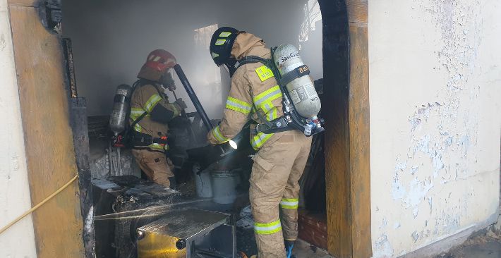 출동한 소방관들이 주택 화재를 진화하고 있다. 경북소방본부 제공