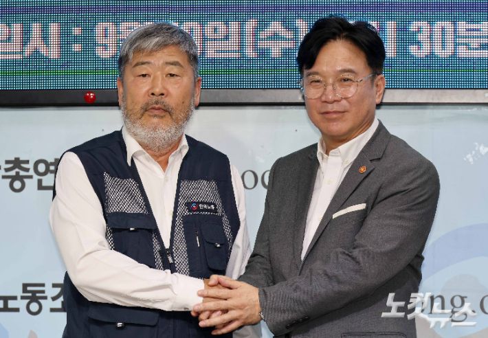 김영훈 고용노동부 장관과 김동명 한국노총 위원장이 9월 10일 서울 영등포구 한국노동조합총연맹에서 열린 한국노총-고용노동부 간담회에 참석해 기념촬영을 하고 있다. 박종민 기자