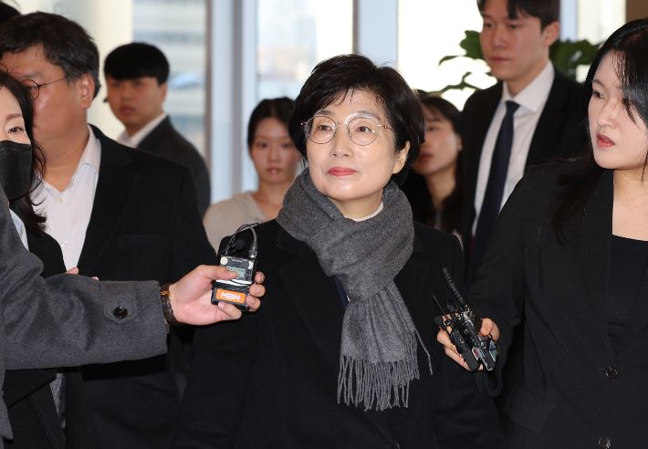 국민의힘 김기현 의원의 배우자 A씨가 5일 김건희 여사의 '로저비비에 클러치백 수수 의혹'을 수사하는 민중기 특별검사팀에 피의자 신분으로 소환되고 있다. 연합뉴스