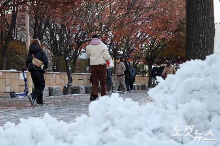폭설 후 한파로 도로 곳곳이 얼어붙은 5일 오전 서울 송파대로에서 시민들이 빙판길을 걷고 있다. 박종민 기자