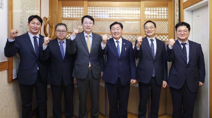 전북자치도, 삼성과 청년지원을 위해 협력 본격화. 좌측부터 김석효 상무(삼성전자), 민병석 부사장(글로벌리서치), 장석훈 사장(글로벌리서치), 김관영 지사, 김완표 사장(글로벌리서치), 정효명 부사장(삼성전자). 전북도 제공