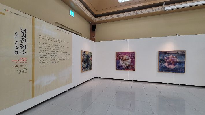 경북문화재단이 옛 경주역인 경주문화관 1918에서 개최하는 '남겨진 장소: 여기 그리고 그때' 전시회. 경북문화재단 제공