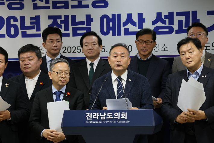 더불어민주당 김원이 전남도당위원장, 조계원 국회의원, 김문수 국회의원 등이 참석해 5일 오전 11시, 전라남도의회 브리핑룸에서 '2026년 전남 예산 성과 기자 간담회'를 개최했다. 민주당 전남도당 제공