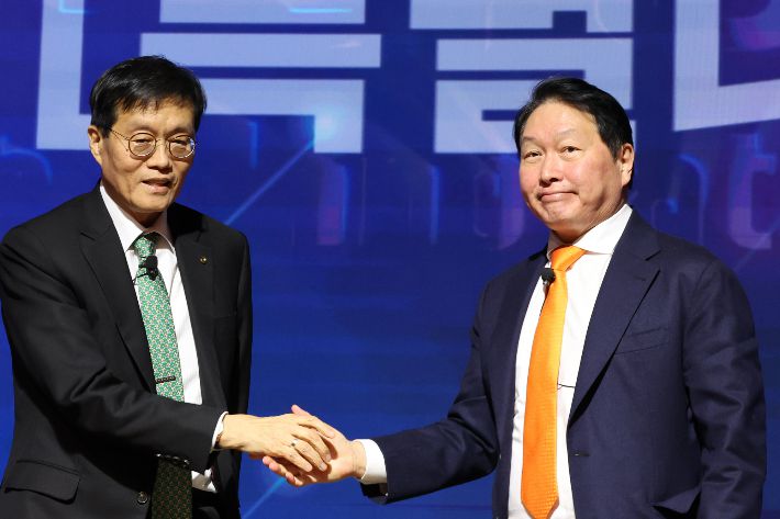 5일 서울 중구 대한상공회의소에서 열린 한국은행, 대한상공회의소 공동주최 'AI 기반의 성장과 혁신' 세미나에서 최태원 대한상공회의소 회장(오른쪽)과 이창용 한국은행 총재가 특별대담을 마친 뒤 악수하고 있다. 연합뉴스