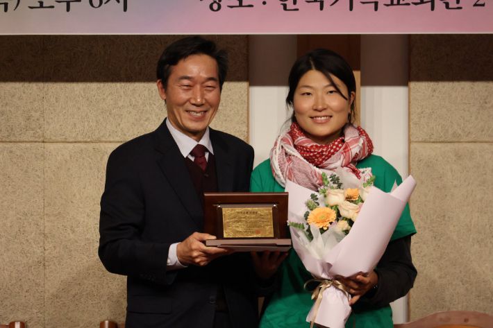 한국교회인권센터 최형묵 이사장과 김아현 씨. 최형묵 이사장은 "많은 그리스도인들이 인권과 평화를 이야기하지만 팔레스타인에 대해서는 외면하는 건 선택적 평화이자 도덕의 실패와 허위 의식을 드러내는 것"이라고 말했다.