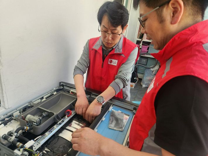 LG전자 직원들이 전문 기술 역량을 활용해 제품 점검·수리 봉사를 하는 모습. LG전자 제공
