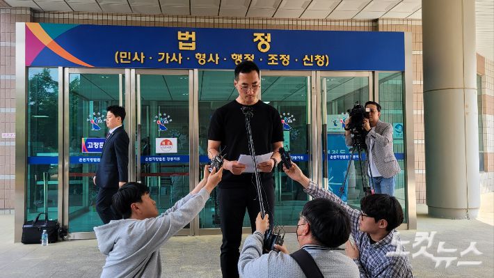 지난 5월 차량 제조사인 KG모빌리티(KGM)를 상대로 낸 9억 2천만 원 규모 손해배상청구 소송의 1심에서 패소한 뒤 입장을 밝히고 있는 이상훈씨. 전영래 기자