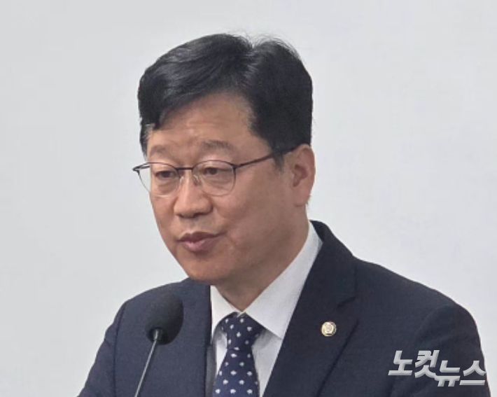 민주당 안호영 의원이 5일 전주시청에서 기자회견을 하고 있다. 최명국 기자