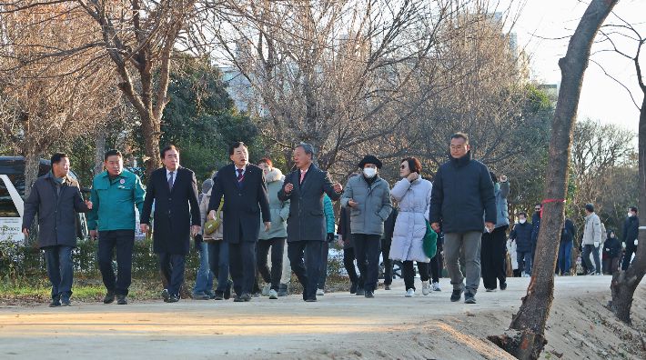 주낙영 시장과 시의원, 시민들이 경주시 동해남부선 폐선부지 임시산책로를 걸으며 조성 현황을 살펴보고 있다. 경주시는 지난 4일 임시개방 구간을 시민들에게 공개하고 현장 점검을 실시했다. 경주시 제공