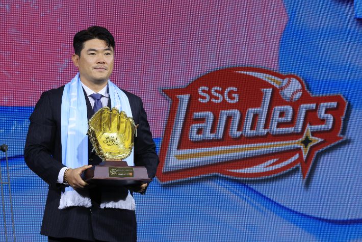 지난 1일 서울 광진구 그랜드워커힐 호텔에서 열린 한국프로야구선수협회 시상식인 2025컴투스프로야구 리얼 글러브 어워드에서 구원투수상을 받은 SSG 노경은이 수상 후 기념사진을 촬영하고 있다. 연합뉴스