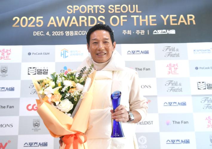 염경엽 LG 트윈스 감독이 4일 서울 영등포구 타임스퀘어 CGV 영등포 스크린X관에서 열린 '제39회 스포츠서울 올해의 상'에서 감독상을 수상한 뒤 기념사진을 촬영하고 있다. 스포츠서울