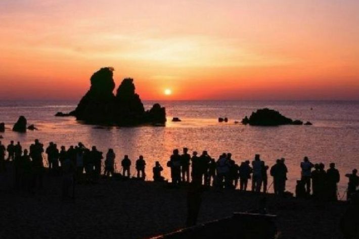 동해 추암해변의 일출. 동해시 제공