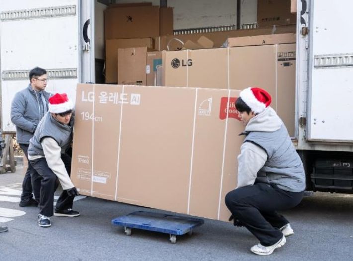 LG 트윈스 박해민(왼쪽)과 홍창기가 4일 서울 송파구 장애인 거주시설 신아원과 임마누엘집을 방문해 LG 전자 TV를 선물하고 있다. LG 트윈스