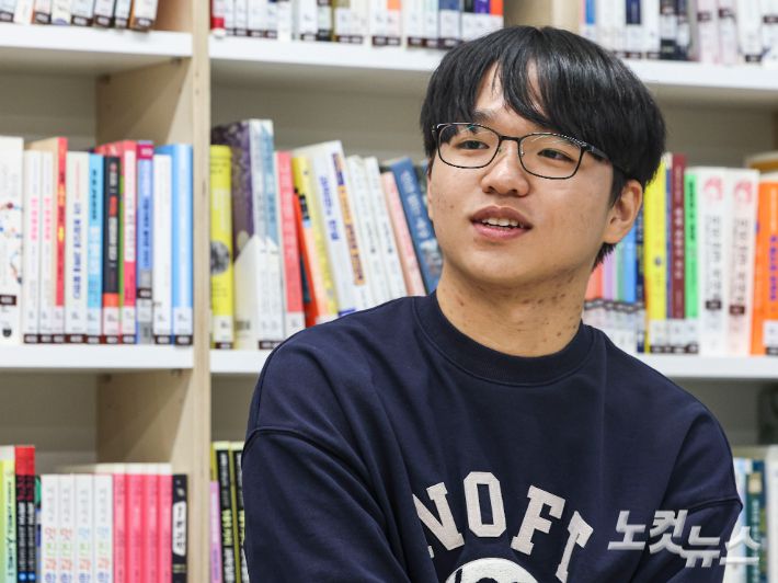 2025학년도 대학수학능력시험 수능 만점자 서장협 졸업생이 5일 오전 서울 광진구 광남고등학교에서 열린 2026학년도 대학수학능력시험 수능 만점자 왕정건 학생 관련 언론 인터뷰에서 발언하고 있다. 류영주 기자