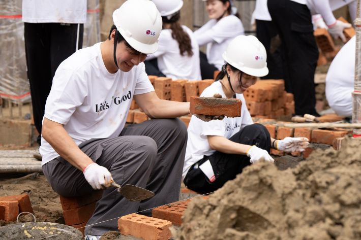 LG전자 임직원의 자발적 참여로 구성된 '라이프스굿(Life's Good)' 봉사단이 지난 9월 미얀마 양곤에서 현지 청소년들의 교육환경 개선 활동을 진행했다. LG전자 제공