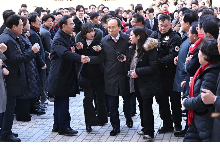 추경호 국민의힘 의원이 2일 서울 서초구 서울중앙지방법원에서 열린 구속 전 피의자 심문(영장실질심사)에 출석하며 장동혁 대표 등 국민의힘 지도부의 의원들의 응원을 받고 있다. 류영주 기자