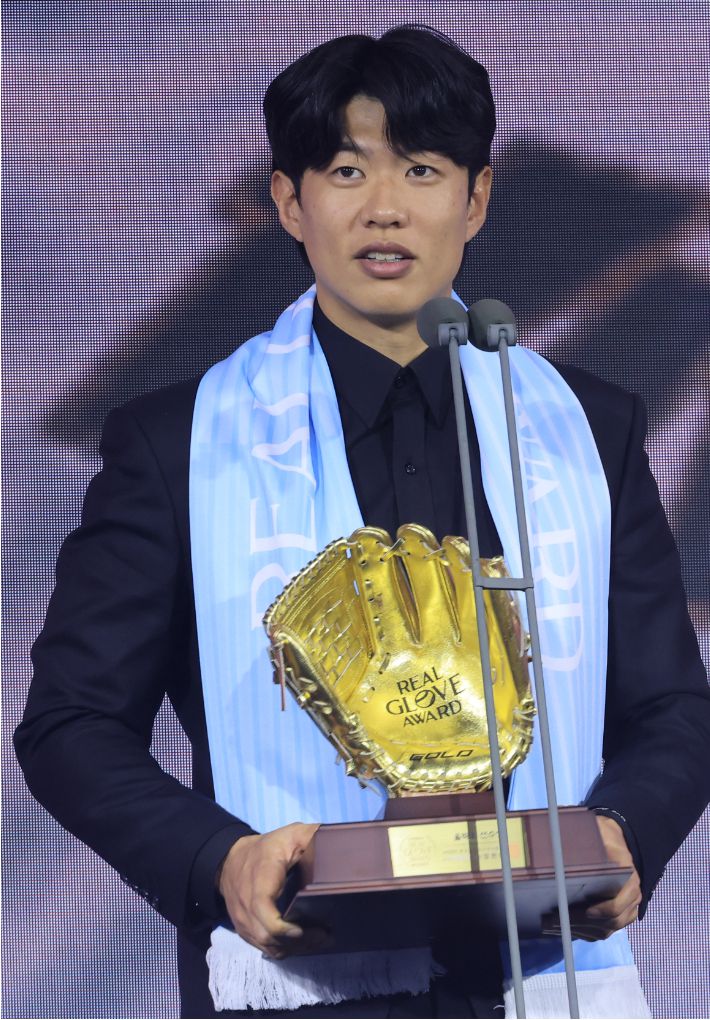 지난 1일 서울 광진구 그랜드워커힐 호텔에서 열린 한국프로야구선수협회 시상식인 2025컴투스프로야구 리얼글러브어워드에서 올해의 선수상을 받은 키움 송성문이 소감을 말하고 있다. 연합뉴스
