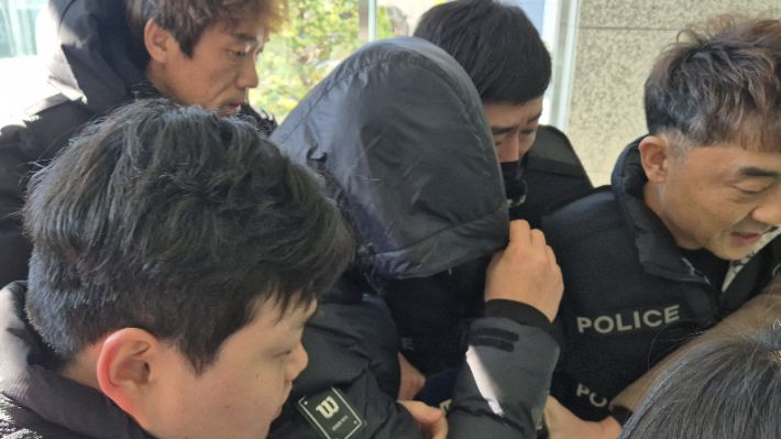 양양군 소속 7급 운전직 공무원 A씨가 구속 전 피의자 심문(영장실질심사)을 받기 위해 5일 오후 춘천지법 속초지원에 출석하고 있는 모습. 연합뉴스