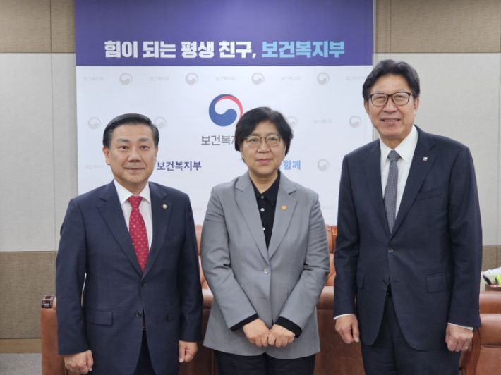 박형준 부산시장(오른쪽)과 백종헌 의원(왼쪽)이 지난 10월 10일 세종청사에서 정은경 보건복지부 장관(중앙)과 만나 침례병원 공공병원화 방안을 협의하고 있다. 백종헌 의원실 제공