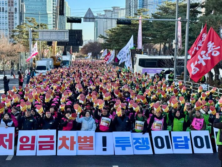 전국학교비정규직연대회의는 12월 5일 서울 영등포구 국회의사당 인근에서 영남권 총파업 결의대회를 가졌다. 울산학교비정규직연대회의 제공
