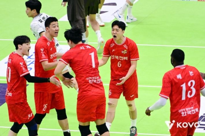 OK저축은행을 상대로 역전승을 거둔 한국전력 선수들. 한국배구연맹