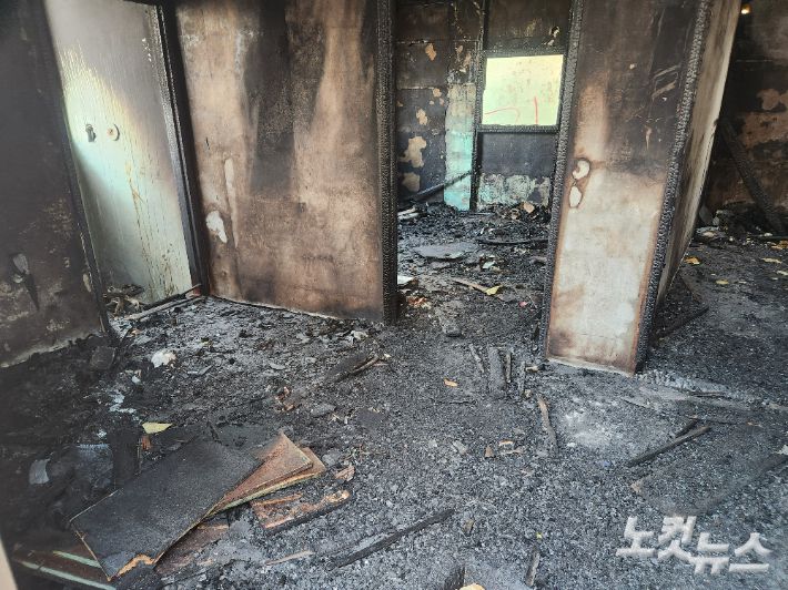 지난 달 6일 오후 6시 50분쯤 부산 영도구 청학동 한 지역주택조합 사업 예정지에서 빈집 화재가 발생해 내부가 모두 불에 탄 모습. 정혜린 기자