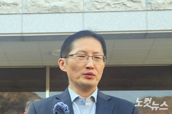 9일 창원지법 앞 박준영 변호사. 이형탁 기자