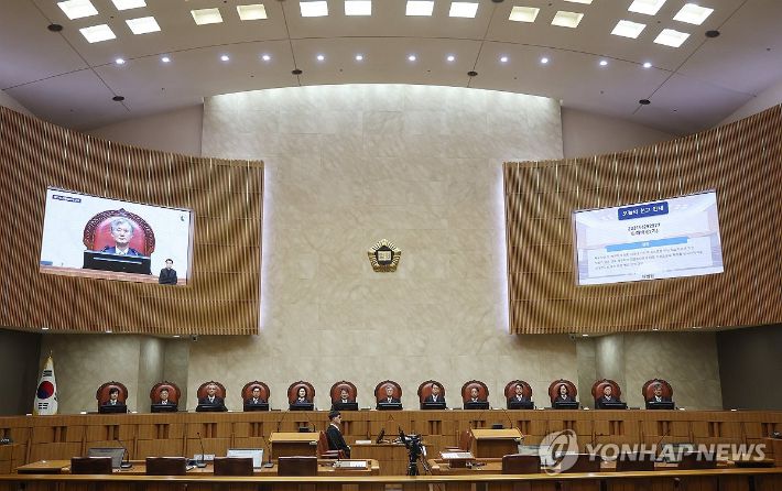조희대 대법원장과 대법관들이 23일 서울 서초구 대법원에서 열린 전원합의체에서 시작을 기다리고 있다. 연합뉴스