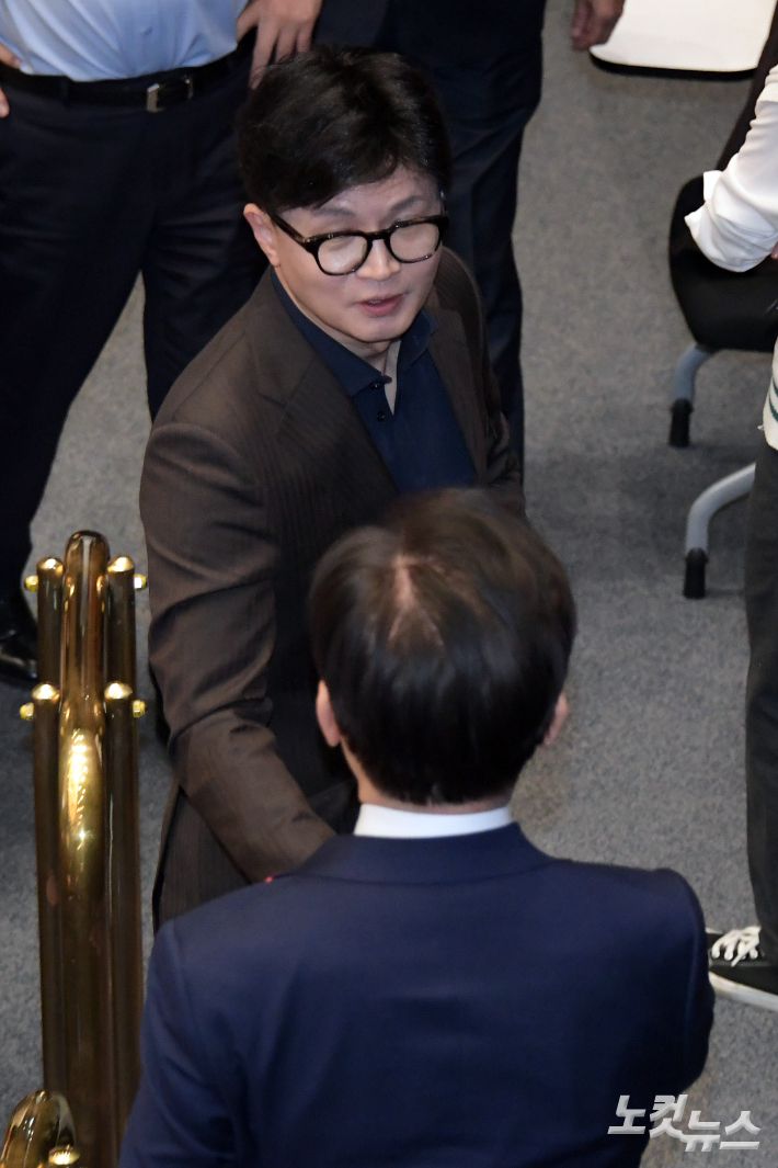 지난해 12월 4일, 당시 더불어민주당 이재명 대표와 국민의힘 한동훈 대표가 인사를 하고 있다. 윤창원 기자