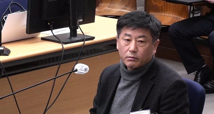 노상원 전 국군정보사령관이 8일 서울중앙지법에서 열린 윤석열 전 대통령의 내란 우두머리, 직권남용 권리행사방해 혐의 사건 속행 공판에서 증언을 거부하고 있다. 서울중앙지방법원 제공