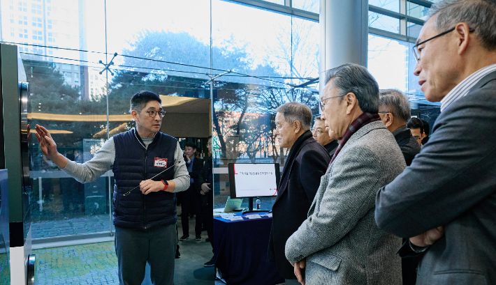 가산 R&D 캠퍼스 설립 50주년 기념식에 참석한 전·현직 임원들이 최신 LG 워시타워에 대한 설명을 듣는 모습. (오른쪽부터) 송대현 전 사장, 신문범 전 사장, 김쌍수 전 부회장. LG전자 제공