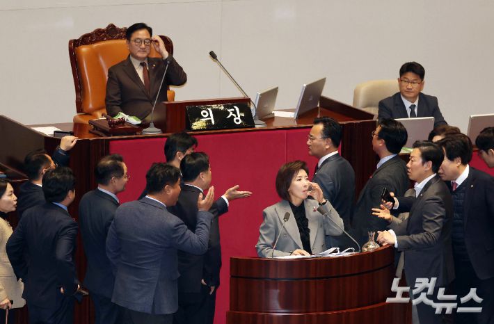 국민의힘 나경원 의원이 9일 오후 국회 본회의에 참석해 가맹사업거래의 공정화에 관한 법률 일부개정법률안에 대한 무제한 토론(필리버스터)을 시작하자 여야 의원들이 목소리를 높이며 충돌하고 있다. 황진환 기자