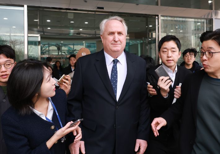 국민의힘 인요한 의원이 10일 서울 여의도 국회 소통관에서 의원직 사퇴 발표 기자회견을 마친 후 차량으로 향하고 있다. 연합뉴스