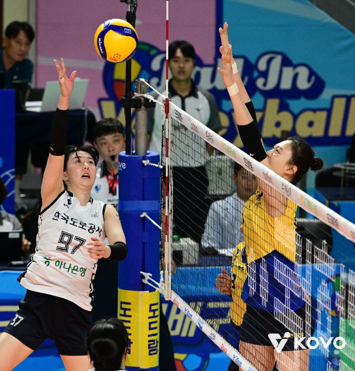 프로배구 여자부 최고 연봉 8억 원을 받는 한국도로공사 강소휘(왼쪽)와 현대건설 양효진. KOVO