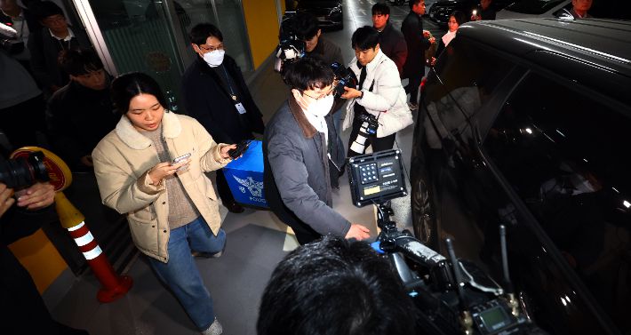 지난 9일 송파구 쿠팡 본사에서 경찰 관계자들이 상자를 들고 나서는 모습. 연합뉴스