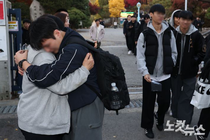 2026학년도 대학수학능력시험일이었던 지난달 13일 오후 서울 종로구 경복고등학교에서 시험을 마친 수험생을 가족들이 반겨주고 있다. 류영주 기자