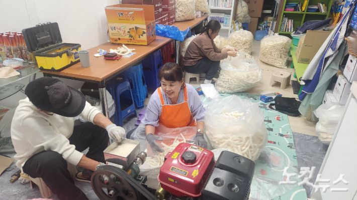 여명교회 성도들이 쌀과 현미, 옥수수 가루로 만든 북한 간식 '펑펑이' 1300 세트를 직접 준비했다.