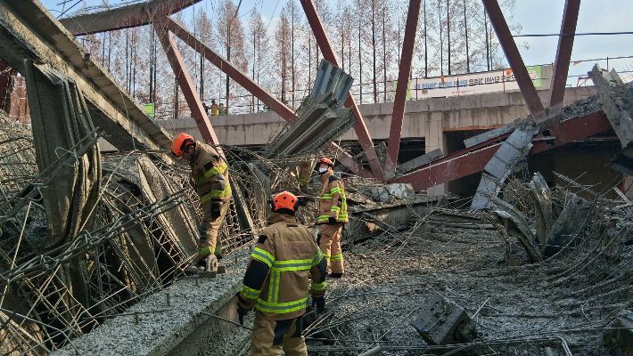 소방대원들이 크게 붕괴된 콘크리트 구조물 위에서 매몰자를 찾기 위해 수색 작업을 벌이고 있다. 광주시소방본부 제공