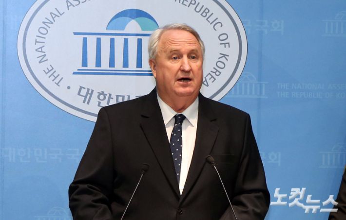 국민의힘 인요한 의원이 10일 오전 국회 소통관에서 의원직 사퇴 입장 표명 기자회견을 하고 있다. 황진환 기자