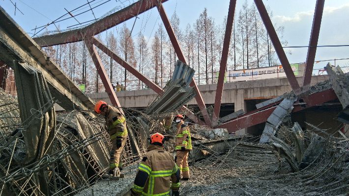 소방대원들이 크게 붕괴된 콘크리트 구조물 위에서 매몰자를 찾기 위해 수색 작업을 벌이고 있다. 광주시소방본부 제공