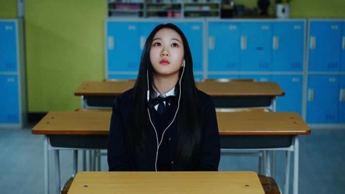 민서가 11일 정오 데뷔 싱글 '미로'를 발매했다. 더블엑스 엔터테인먼트 제공