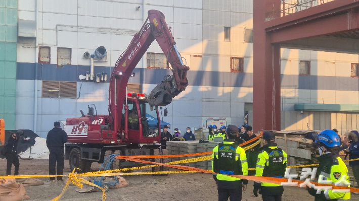 소방당국이 굴착 장비를 이용해 무너진 구조물을 걷어내며 매몰자 수색 작업을 벌이고 있다. 한아름 기자