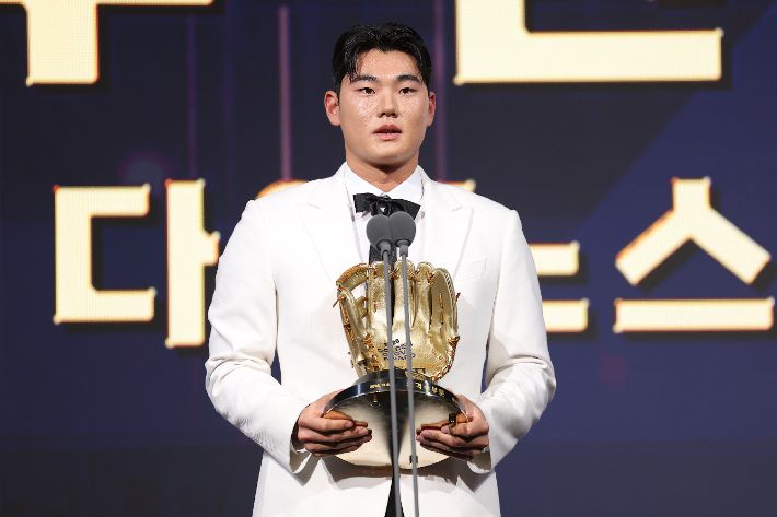 9일 서울 송파구 롯데호텔 월드에서 열린 프로야구 2025 신한 SOL뱅크 골든 글러브 시상식에서 유격수 부문을 수상한 김주원이 소감을 말하고 있다. 연합뉴스