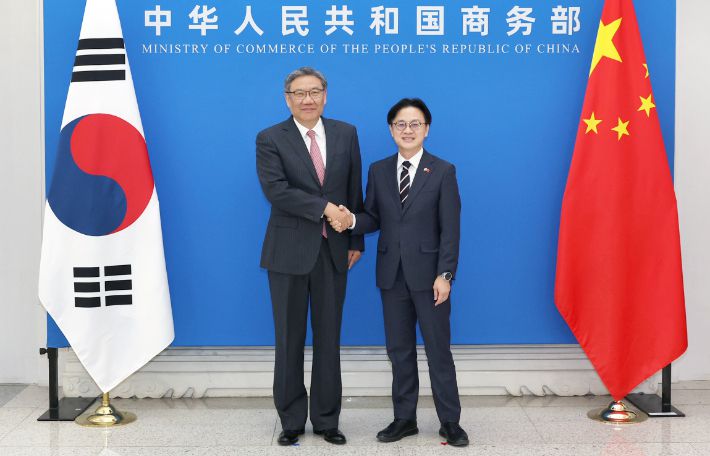 김정관 산업통상부 장관이 12일(현지시간) 중국 베이징 상무부에서 왕 원타오 중국 상무부 부장과 악수하고 있다. 산업통상부 제공