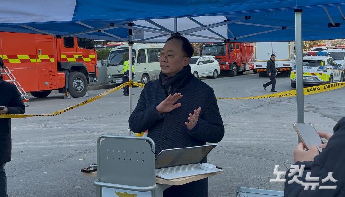 최명기 대한민국산업현장교수단 교수가 12일 광주 서구 광주 도서관 신축 현장 붕괴사고 현장을 찾아 붕괴 원인에 대해 설명하고 있다. 김한영 기자