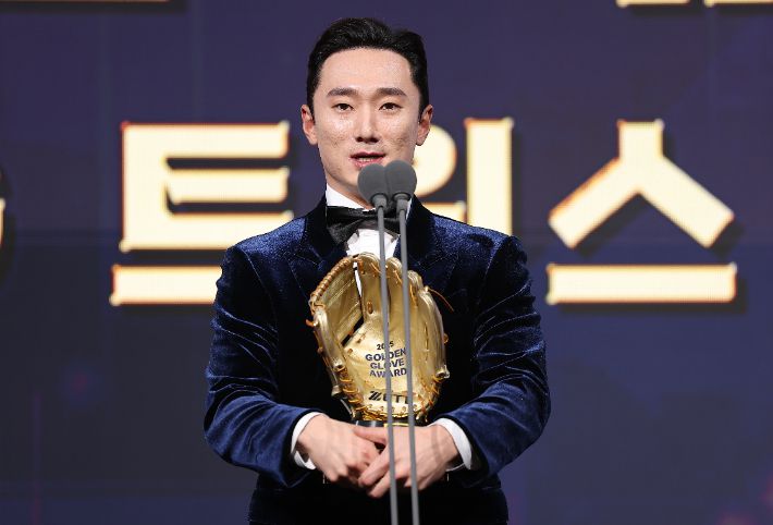 9일 서울 송파구 롯데호텔 월드에서 열린 프로야구 2025 신한 SOL뱅크 골든 글러브 시상식에서 2루수 부문을 수상한 신민재가 소감을 말하고 있다. 연합뉴스