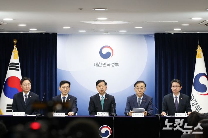 임광현 국세청장, 윤창열 국무조정실장, 구윤철 경제부총리 겸 기획재정부 장관, 김윤덕 국토교통부 장관, 이억원 금융위원회 위원장(왼쪽부터)이 '10.15 주택시장 안정화대책'을 발표하고 있다. 국토교통부 제공